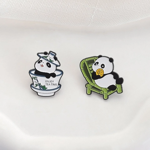 Simpatica Spilla a Forma di Panda in Smalto Panda Pigro su Sedia di Bambù e Tazza di Tè Distintivo in Lega per Accessori Borsa Studenti