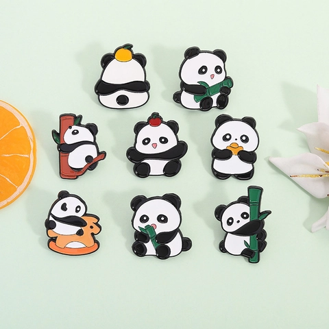 Süße Cartoon Panda Emaille Brosche Legierung Pin Bambus Frucht Schaukelpferd Mehrere Stile Dekoratives Abzeichen Für Kleidung