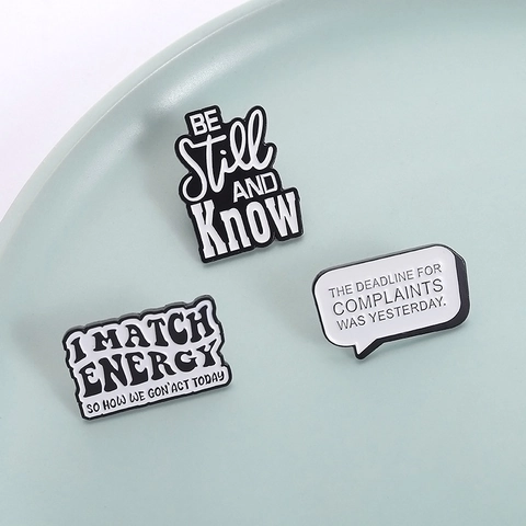 Broche en Alliage de Zinc Émail Lettrage Anglais Personnalisé Minimaliste Noir Blanc Épingle en Émail pour Sac à Dos Chapeau Décoration Slogan Drôle Broche Badge Bijoux Cadeau