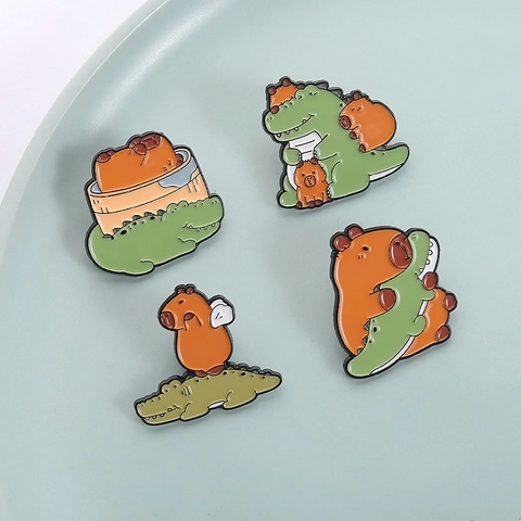 Simpatica Spilla in Smalto con Interazione tra Capibara e Coccodrillo in Lega di Zinco Distintivo Animale per Zaino Abbigliamento Regalo Unisex