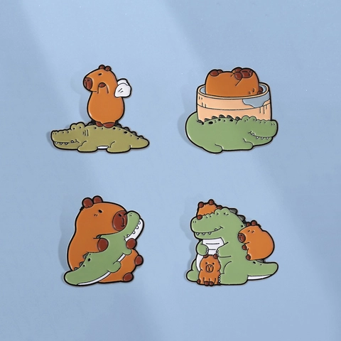 Simpatica Spilla in Smalto con Interazione tra Capibara e Coccodrillo in Lega di Zinco Distintivo Animale per Zaino Abbigliamento Regalo Unisex