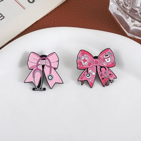 Spilla Smaltata Medica a Fiocco Rosa Stetoscopio Regalo per Medico Infermiere Lega di Zinco Distintivo Accessori Moda Abbigliamento