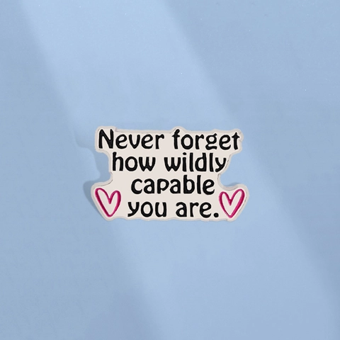 Never Forget How Wildly Capable You Are Inspirierende Emaille Brosche Zinklegierung Weiß Rosa Herz Abzeichen Deko Geschenk