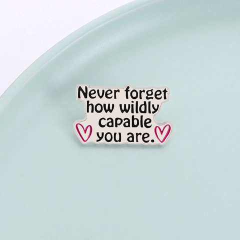 Never Forget How Wildly Capable You Are Inspirierende Emaille Brosche Zinklegierung Weiß Rosa Herz Abzeichen Deko Geschenk