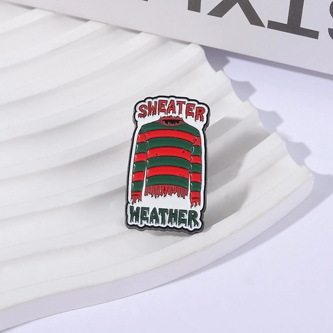 Sweater Weather Horreur Émail Pin Broche Pull Rayé Rouge Et Vert Badge De Revers Pour Halloween Fête Accessoires De Vêtements Cadeau Pour Fans