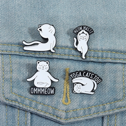 Broche en Émail Chat de Yoga Amusant Badge en Alliage Chat Blanc Méditant pour Décoration de Sac à Dos et Vêtements