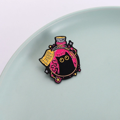 Pin de Esmalte de Gato Negro Botella de Poción Mágica Rosa Broche de Metal Cute Evil Inside para Accesorios de Mochila