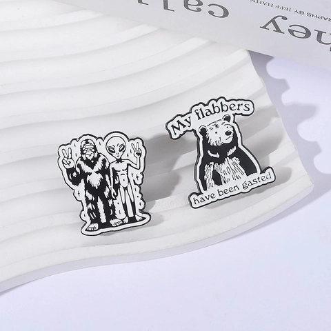 Broches De Esmalte Humor Pie Grande Alienígena Y Oso Insignia De Aleación En Blanco Y Negro Joyas Con Citas Divertidas Para Decoración De Ropa De Mochila