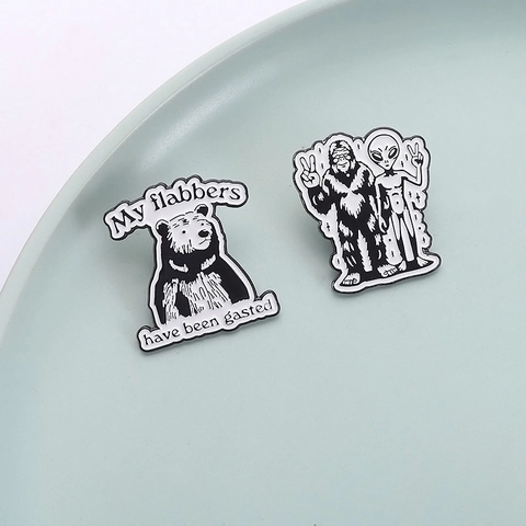 Spille Smaltate Umoristiche in Lega Bigfoot Alieno Segno di Pace Orso Distintivo Animale Cartone Animato Gioielli
