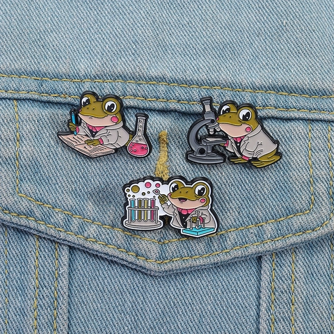 Cute Cartoon Frog Science Enamel Pin Alloy Biochemistry Lab Microscope Biology Brooch Badge For Students Doctors Jewelry Gift
