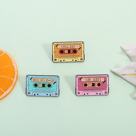 Broche en Émail de Cassette Rétro Alliage Dessin Animé Musique Slogan Badge Accessoire de Sac à Dos Bijoux Cadeau