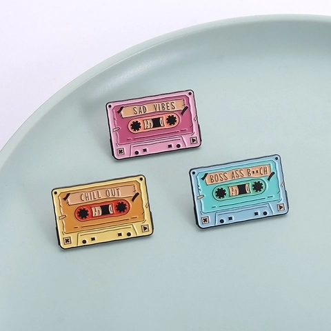 Pin's en Émail Cassette Rétro Série Musicale Broche en Alliage de Zinc Badge pour Sac à Dos Vêtements Sad Vibes Chill Out Boss Bijoux Cadeau