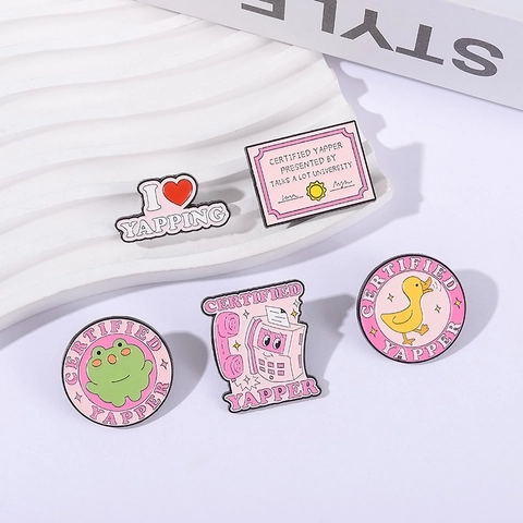 Ensemble de Pins en Émail Certified Yapper Dessin Animé Grenouille Canard Téléphone Rose Badge Citation Drôle Broche pour Sacs Vestes Vêtements