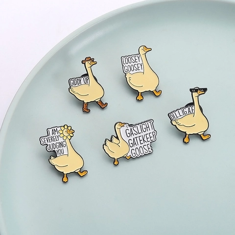 Grappige Cartoon Gans Emaille Pin Legering Geschilderde Broche Eigenzinnige Belettering Quote Badge Voor Kleding Tas Decor Accessoire