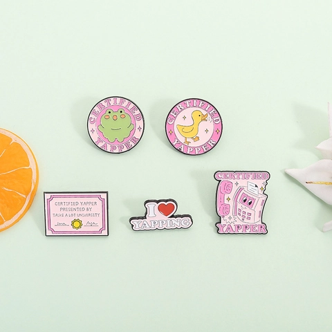 Ensemble de Pins en Émail Certified Yapper Dessin Animé Grenouille Canard Téléphone Rose Badge Citation Drôle Broche pour Sacs Vestes Vêtements