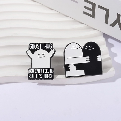 Épingles en émail Ghost Hug pour Halloween Broches Fantômes Noires et Blanches Accessoires de Badge de Dessin Animé pour Sac Vêtements Cadeau