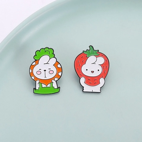 Simpatica Spilla In Smalto Lega Di Zinco A Forma Di Coniglio Cartone Animato Fragola Carota Motivo Bianco Arancio Rosso