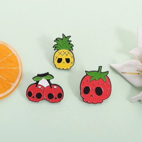 Halloween Skelett Frucht Emaille Brosche Gothic Erdbeere Kirsche Ananas Totenkopf Metall Abzeichen Süß Punk Schmuck Pins Geschenk Damen Herren