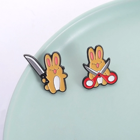 Cartoon Hase Emaille Brosche Humorvoll Tier Anstecknadel Mit Messer Schere Legierung Abzeichen Für Rucksack Kleidung Dekor