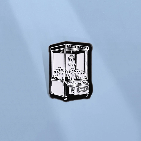 Geest Grijpmachine Emaille Pin Grab A Ghost Zwart Wit Zinklegering Halloween Cartoon Broche Voor Kleding Tassen Sieraden