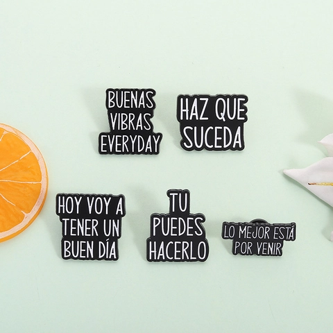Spilla con Citazione Motivazionale in Lega Smaltata Creativa Badge con Scritte Inglesi Spagnole Decorazione per Abiti Zaino Regali Unisex
