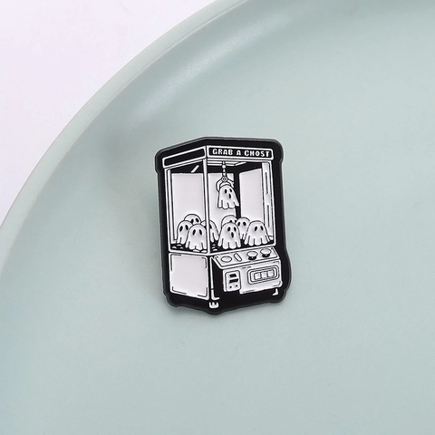 Geest Grijpmachine Emaille Pin Grab A Ghost Zwart Wit Zinklegering Halloween Cartoon Broche Voor Kleding Tassen Sieraden