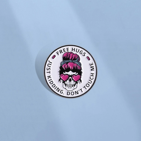 Pin de Esmalte de Esqueleto Divertido Gafas Corazón Texto Humorístico Broche Redondo de Aleación de Zinc para Mochila Ropa Regalo Halloween