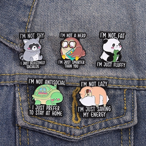 Spilla in Smalto Animali Divertenti Tartaruga Rana Bradipo Panda Gatto Procione Spilla in Smalto Badge Con Citazioni Umoristiche Spille di Personalità in Lega per Zaini Giacche Donna Uomo Regalo