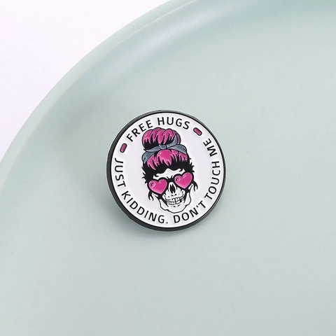 Pin de Esmalte de Esqueleto Divertido Gafas Corazón Texto Humorístico Broche Redondo de Aleación de Zinc para Mochila Ropa Regalo Halloween