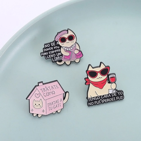 Spilla in Smalto Gatto Cartone Animato Personalizzata Lega di Zinco Citazioni Spagnole Casa Rosa Libro Calice di Vino Distintivo Gioielli di Moda per Borse Vestiti