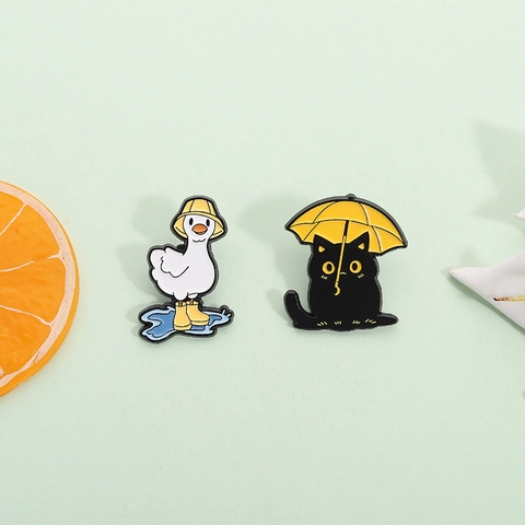 Cartoon Süß Emaille Brosche Set Zinklegierung Schwarze Katze mit Regenschirm und Weiße Ente Anstecknadeln für Taschen Kleidung
