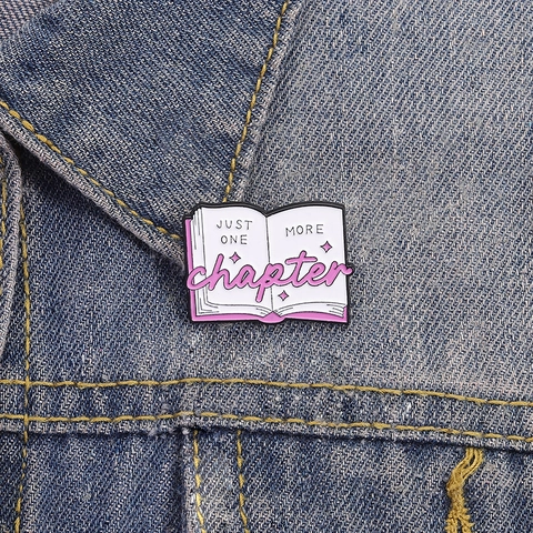 Just One More Chapter Boek Emaille Pin Zinklegering Cartoon Citaat Broche Voor Lezers Boekliefhebbers Rugzak Kleding Accessoire