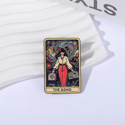 Emaille Tarotkarte Die ADHD Brosche Pin Künstlerische Cartoon Figur Legierung Abzeichen Mehrfarbiger Modeschmuck Damen Herren