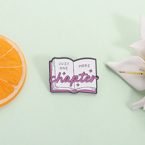 Just One More Chapter Boek Emaille Pin Zinklegering Cartoon Citaat Broche Voor Lezers Boekliefhebbers Rugzak Kleding Accessoire