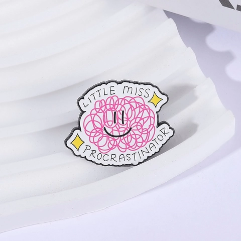Pin de Esmalte Divertido Little Miss Procrastinator Cara Sonriente de Lana Rosa Insignia de Metal Broche de Dibujos Animados