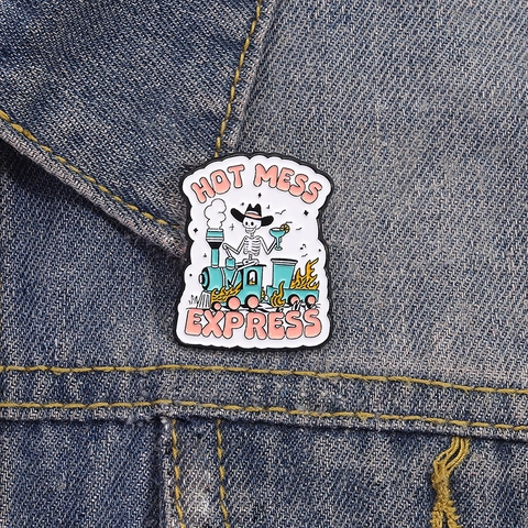 Hot Mess Express Pin de Esmalte Esqueleto Vaquero En Tren En Llamas Aleación de Zinc Insignia de Dibujos Animados Gótica Para Ropa Bolsas Regalo Halloween