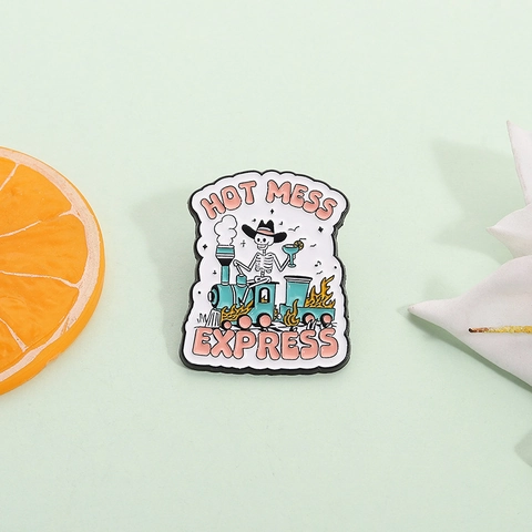 Hot Mess Express Pin de Esmalte Esqueleto Vaquero En Tren En Llamas Aleación de Zinc Insignia de Dibujos Animados Gótica Para Ropa Bolsas Regalo Halloween