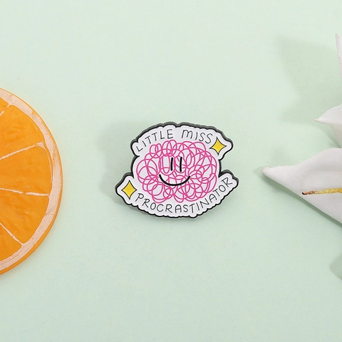 Grappige Cartoon Uitsteller Emaille Broche Speld Messy Face Zinklegering Badge Gepersonaliseerde Kleding Accessoire Sieraden Cadeau