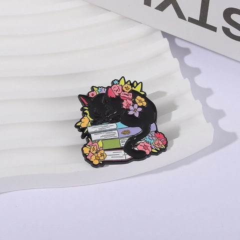 Niedliche Schwarze Katze Schlafend Auf Büchern Emaille Pin Brosche Zinklegierung Floral Kunst Abzeichen Für Rucksack Schmuck