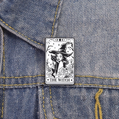 Pin De Esmalte Carta De Tarot Gótica The Witch Bruja Misteriosa Y Gato Negro Broche De Aleación De Zinc Insignia Para Ropa Halloween