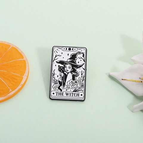 Pin De Esmalte Carta De Tarot Gótica The Witch Bruja Misteriosa Y Gato Negro Broche De Aleación De Zinc Insignia Para Ropa Halloween