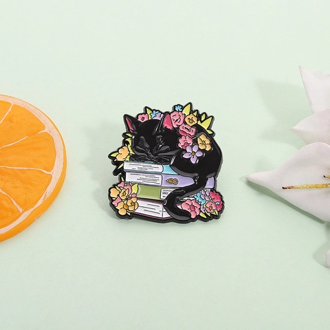 Broche de Esmalte de Aleación Gato Negro Durmiendo Sobre Libros Insignia de Flor Animal Linda Para Estudiante Amante de Los Libros Regalo