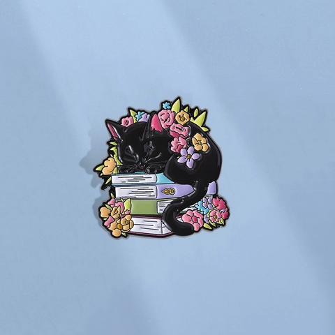 Pin de Esmalte Gato Negro Durmiendo Sobre Libros Broche de Aleación de Zinc Insignia Para Ropa Mochila Joyería Decorativa Regalo