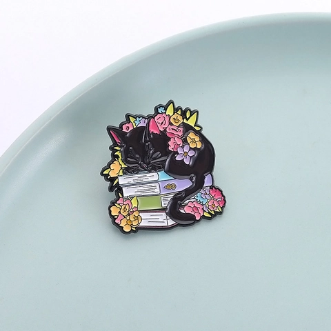 Pin de Esmalte Gato Negro Durmiendo Sobre Libros Broche de Aleación de Zinc Insignia Para Ropa Mochila Joyería Decorativa Regalo