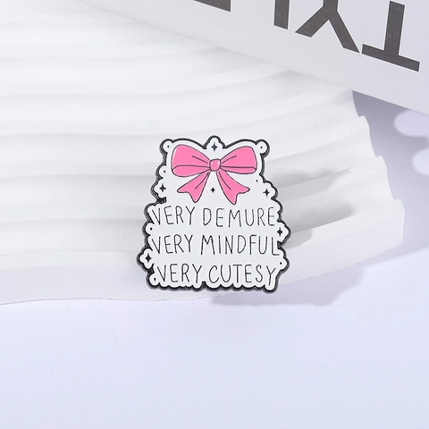 Pin de Esmalte Moderno Lazo Rosa Very Demure Very Mindful Very Cutesy Eslogan Broche de Aleación para Mochila Ropa Joyería