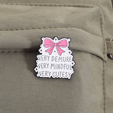 Very Demure Very Mindful Very Cutesy Slogan Pin Roze Strik Emaille Brosje Zinklegering Badge Voor Kleding Tassen Sieraden