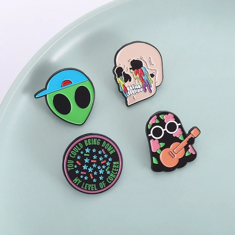Broche en Émail Fan de Musique Rock Extraterrestre Fantôme Guitare Crâne Épingles en Alliage de Zinc Badges Pour Sac à Dos Veste