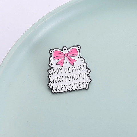 Süße Rosa Schleife Emaille Brosche Pin Very Demure Very Mindful Very Cutesy Buchstaben Abzeichen Legierung Schmuck Zubehör Für Rucksack Dekoration