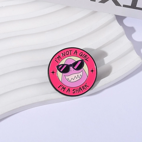 Divertente Spilla in Smalto a Forma di Squalo Cartone Animato Rosa Tonda Distintivo in Lega di Zinco con Occhiali da Sole e Slogan