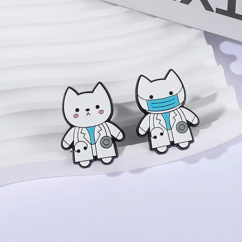Cute Cartoon White Cat Doctor Enamel Brooch Pin Creative Alloy Animal Badge With Mask Stethoscope For Backpack Apparel